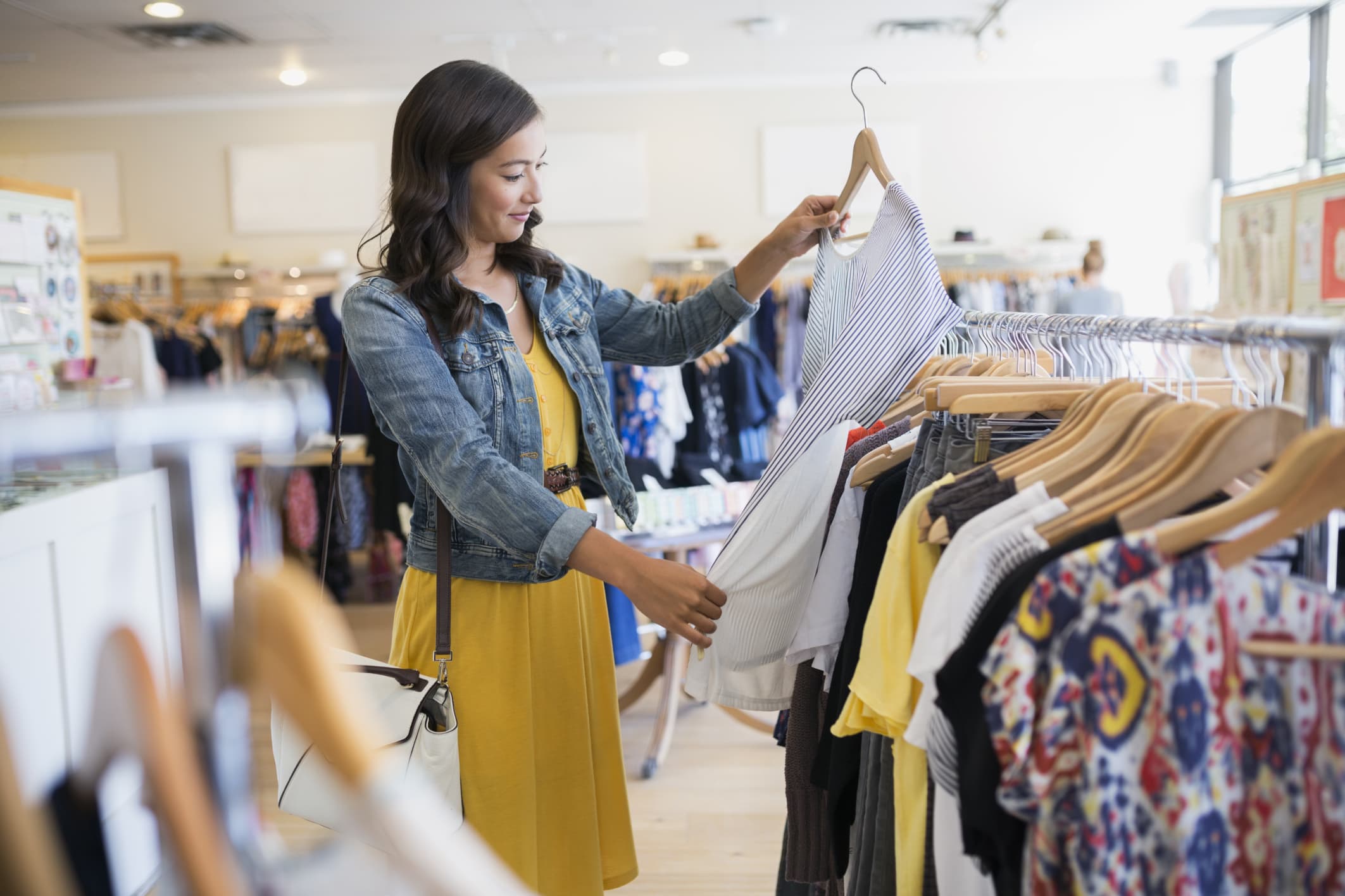 Women be shopping. Покупатели в магазине одежды. Примерка одежды. Женщина в магазине. Женщина в магазине одежды.